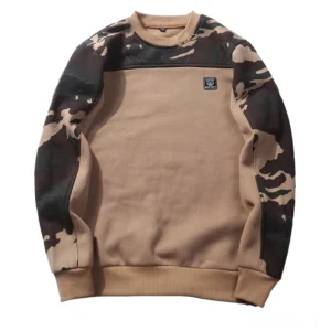 Khaki Gothic-Military-Camouflage-Pullover für Herren in Frontansicht – Flatlay mit gesticktem Chest-Badge, Camouflage-Schultern und Ärmeln, gerippten Säumen auf weißem Hintergrund
