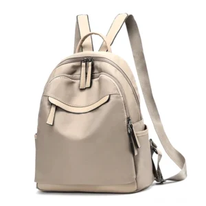 Khaki minimalistischer Tagesrucksack Vorderansicht Studio Oxford Gewebe Leder Reißverschluss verstellbare Gurte