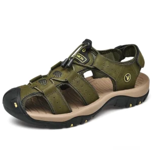 Khaki-grüne echte Leder Gothic Sandalen für Herren mit industriellem Schnallenverschluss und geometrischen Nahtdetails – Vorderseitige Dreiviertelsicht