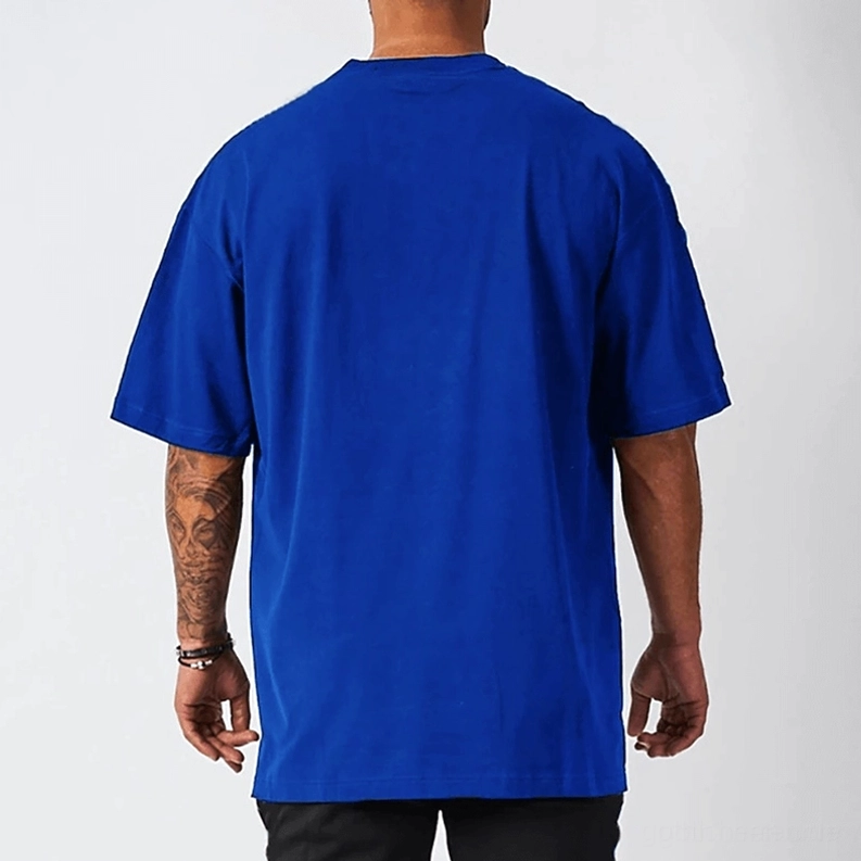 Königsblaues übergroßes Gothic-T-Shirt auf Schaufensterpuppe, detaillierte Ansicht der entspannten Passform und Drop-Shoulder-Proportionen