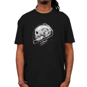 Kosmisches Skelett Gothic T-Shirt schwarz getragen von Model mit Dreadlocks, Kurzarm Baumwolle mit Weltraum-Totenkopf-Print Gothic Shirt Vorderansicht