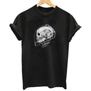 Kosmisches Skelett Gothic Tee schwarz auf Holzkleiderbügel hängend, Kurzarm locker sitzendes Gothic T-Shirt mit Weltraum-Totenkopf-Design Flat Lay