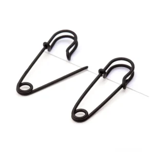 Matte schwarze Gothic Safety Pin Studs Detailansicht flach Minimal-Design Punk Rock Ohrringe dunkle Ästhetik alternative Modeschmuck