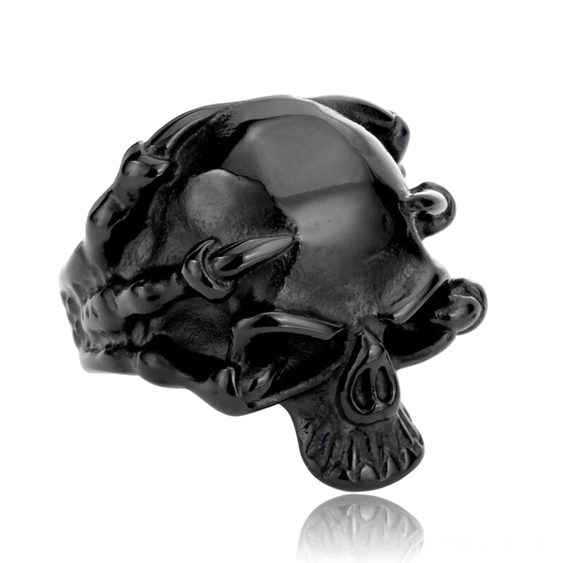 Matter schwarzer Edelstahl-Totenkopf-Biker-Ring mit skelettalen Hand-Klauen, Seitenprofil-Winkel zeigt plastische Tiefe und dunkle gotische Ästhetik mit realistischen Kieferdetails auf weißem Untergrund