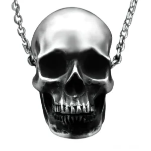 Realistischer altsilberner Totenkopf-Anhänger Halskette Close-up Frontalansicht mit feinen anatomischen Details und Panzerkette für gotische Halskette