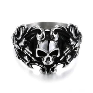 Memento Mori Totenschädel Ring aus Edelstahl mit alterseffekt-Silberfinish, Draufsicht Flatlays, gotischer Biker-Schmuck mit barocker Ornamentik und Relief-Gravur