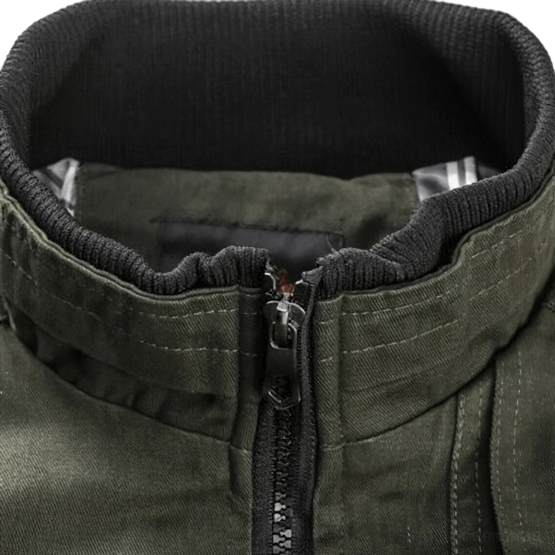 Detailaufnahme Military-Bomberjacke Kragen und Reißverschluss – gerippter Krageneinsatz mit robustem Metall-Reißverschluss und Baumwoll-Twill Textur