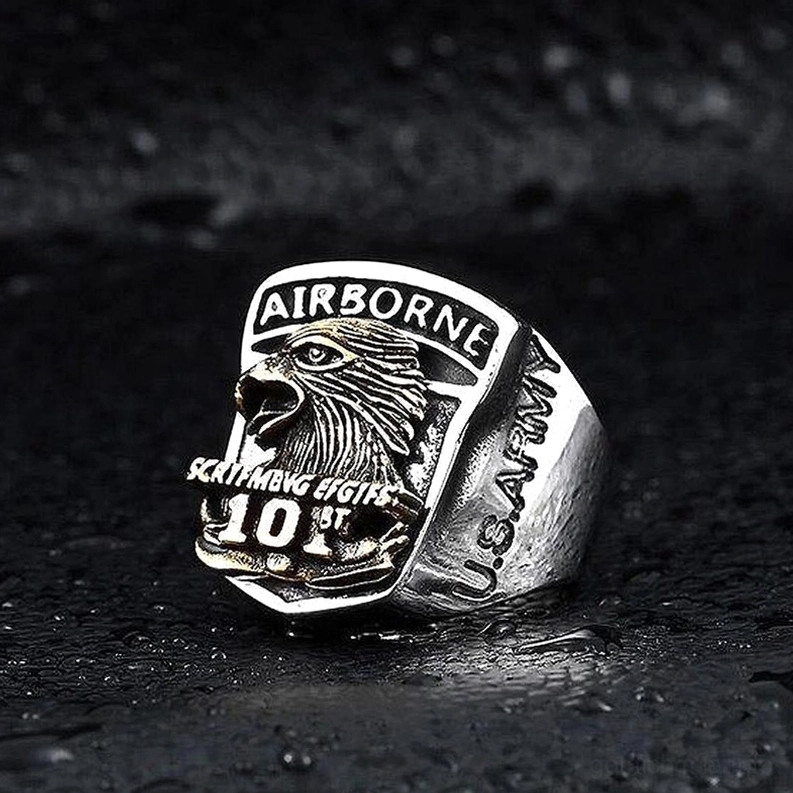 Military Gothic Airborne Ring Front-Seiten-Winkel - U.S. ARMY graviert auf der Ringschiene mit detailliertem Edelstahl-Finish