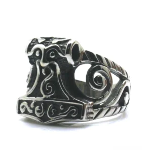 Mjölnir Gothic Ring – polierter 316L Edelstahl mit intricate Hohlschnitzerei und nordischen Schnörkeln – Vorderansicht Schrägperspektive