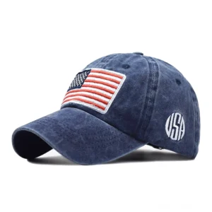 Marineblau gewaschene Gothic USA Flagge Baseball Cap mit gesticktem Patch, Studio-Produktfotografie von links, dunkelblauer Baumwollstoff mit klassischem USA-Flag-Embroidery