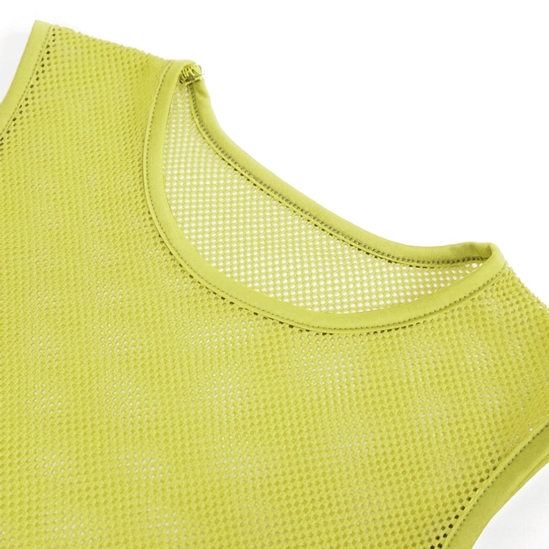 Neongelbes durchsichtiges Mesh-Tanktop in Seitenprofil-Ansicht auf Modell im Studio, zeigt die Seitensilhouette und die enge körperbetonte Passform des Gothic-Muskelshirts