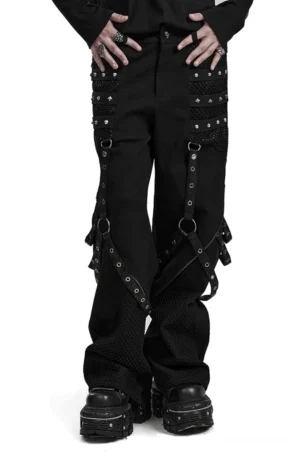 Schwarz Nieten-Mesh Gothic Schlaghose Frontansicht mit abnehmbaren Harness-Riemen auf männlichem Model, detaillierte Ansicht der Mesh-Taschenpaneele und Metallnieten-Dekoration