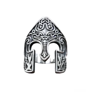 Nordischer Krieger Helm Ring in antiker Silber mit eingraviertem nordischen Totem-Muster, direkter Vorderansicht, gotischer Statement-Schmuck mit detaillierter Handwerkskunst