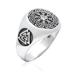 Nordischer Valknut Signet Ring aus Edelstahl – Linke Schrägansicht mit keltischer Flechtwerk-Gravur und seitlichem Valknut-Emblem, Silberton mit schwarzer Patina und kupfertonigen Details, gotischer Viking Herrenring