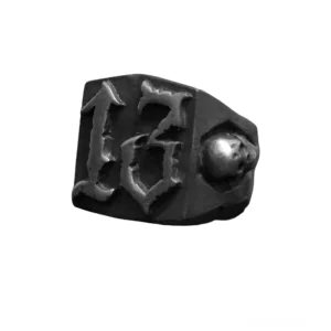 Nummer 13 Gothic Herrenring Seitenansicht mit Totenschädel Applikation Detail Edelstahl Titanlegierung
