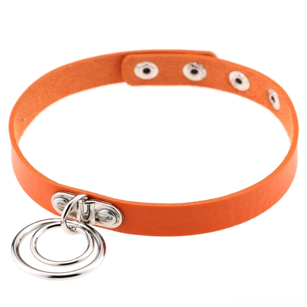 Lebendiges Orange PU-Leder Gothic Choker mit dekorativen Ringdetails, Studioaufnahme Alternative Dark Aesthetic Halsband
