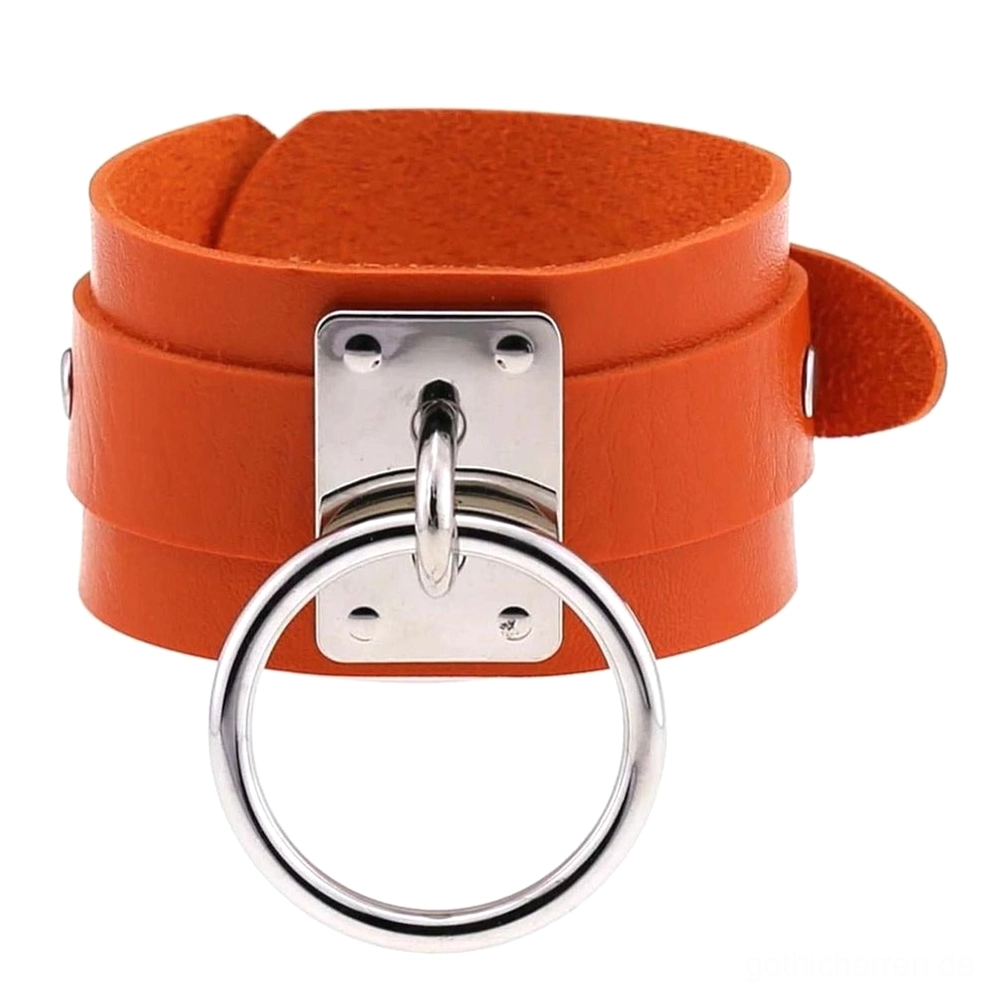 Orange Leder Gothic Armband mit Silberringen – vibrant Alternative Accessoire mit kühnem Farbkontrast, doppellagigem Design und hängendem Metallring