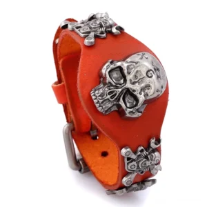 Warmes orange-rotes echtes Leder Gothic Totenkopf-Armband mit großem silbernem Totenkopf-Dekor, Schrägansicht von oben, verstellbare Schnalle, Punk-Manschette Detail