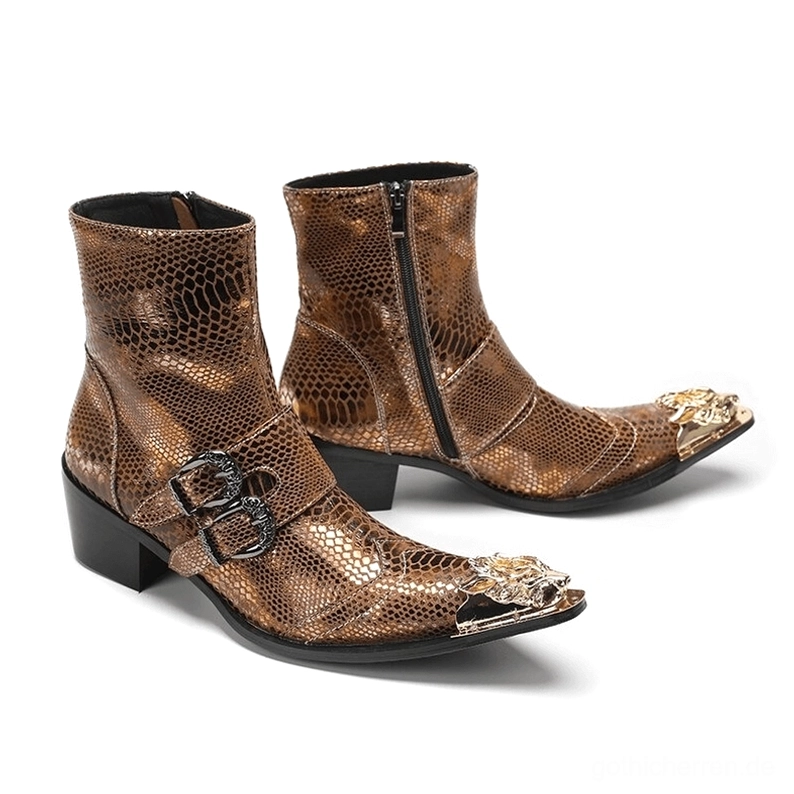 Paar braune Schlangenprägung-Gothic-Stiefel mit Schnallenzügen und funktionalem Seitenzipp-Verschluss, statische Frontalansicht