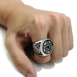 Pentagram Ring an Hand getragen männlicher Finger Nahaufnahme Aufsicht Gothic Schmuck okkultes Symbol tragbar