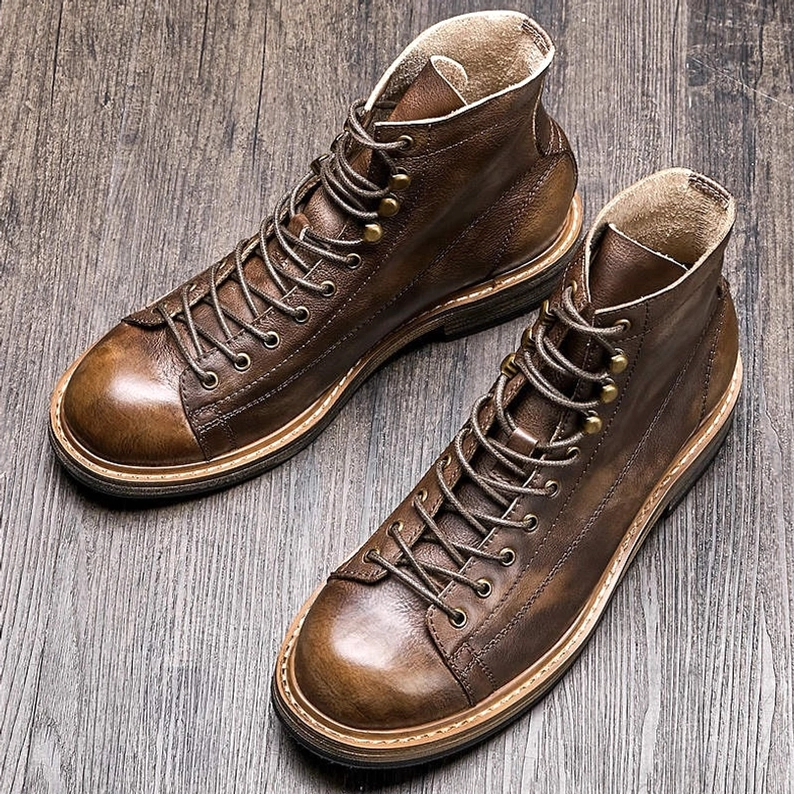 Premium-Herren-Gotik-Schnürstiefel aus echtem Rindsleder mit rundem Zehenbereich und Schnürverschlusssystem, Detailansicht der Konstruktion
