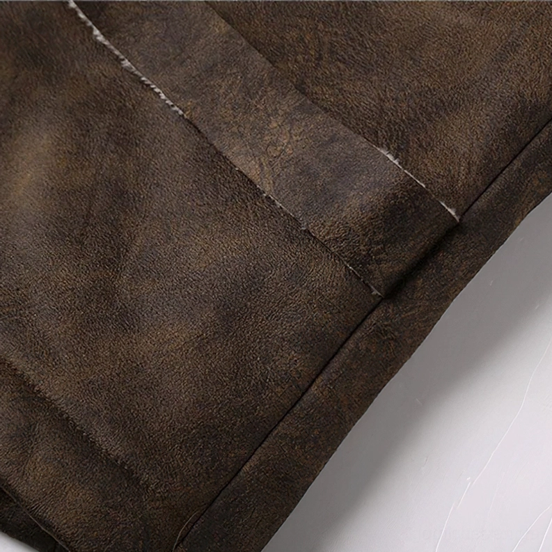 Premium-Wildleder-Gothic-Anzugweste Seitendetail, zeigt Passform, Konstruktionsqualität und Gesamtproportionen des Slim-Fit-Schnitts