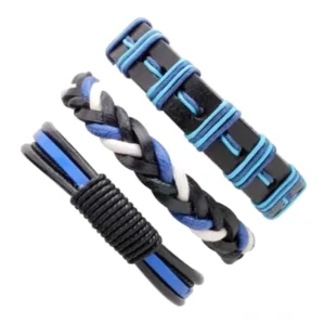 Drei-teiliges Punk Gothic Leder Armband Set - Schrägblick zeigt gemischte geflochtene und flache Lederstile in Schwarz und Blau