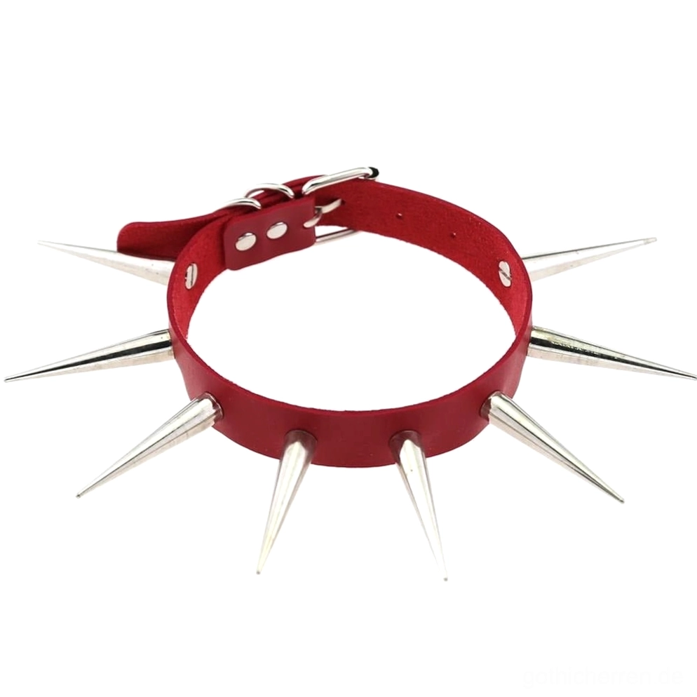 Rot Spike Punk Choker mit silbernen Metallspikes auf Kunstleder-Streifen, Flachaufnahme Vorderansicht mit verstellbarem Schnallenverschluss, Gothic Accessoire