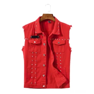 Rote Nieten-Denim Weste für Männer in Frontansicht, sleeveless Biker-Stil mit silbernen Pyramiden-Nieten, verstellbaren Taillengurten und Raw-Cut Armausschnitten, Gothic Herrenweste
