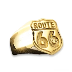 Goldton Route 66 geprägter Schildring für Männer, Seitenwinkel zeigt Biker-Schmuckdesign mit hochglanzpolierter Oberfläche und Route 66 Emblem