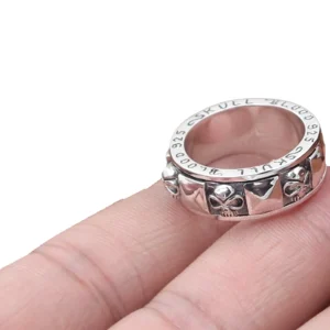S925 Sterlingsilber Drehring mit eingraviertem Totenkopf von oben – vintage oxidierte Silberoberfläche mit Pyramidenmotiven und gotischen Details