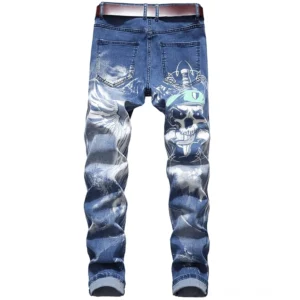 Rückansicht der Gothic-Jeans mit 3D-Schädel-Flügel-Druck auf säuregewaschenen blauen Denim, doppelte Rückentaschen, braunes Ledergürtel-Accessoire