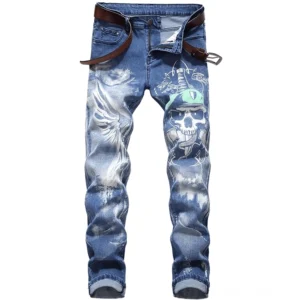 3D-Schädel-Flügel-bedruckte Gothic-Jeans für Herren Vorderansicht mit braunem Ledergürtel, säuregewaschenes blaues Denim mit metallischem Knopf-Fly