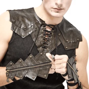 Mann mit Gothic-Make-up präsentiert braune fingerlose Handschuhe mit Schädel-Reißverschluss, Messingbeschlägen und mehrlagigen Handgelenksbändern für Alternative Fashion