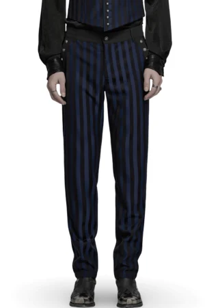 Schwarzblaue vertikale Stripe Gothic Slim-Fit Röhrenhose Frontansicht mit Metallschnallen Akzenten getragen vom männlichen Modell im Studio Portrait