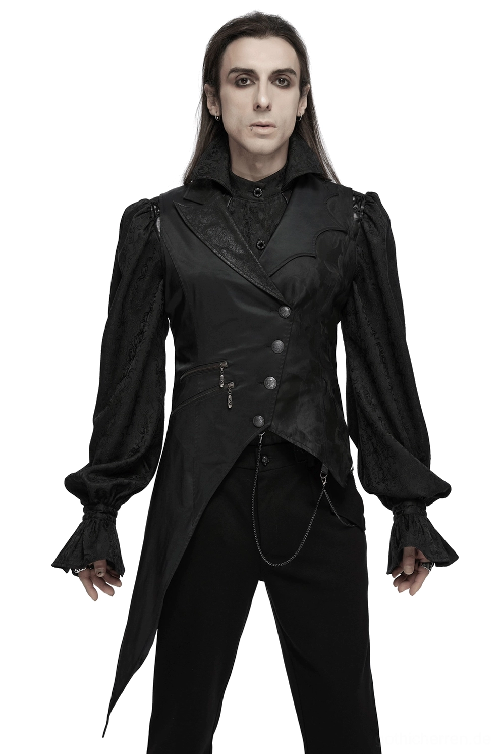 Schwarze asymmetrische Gothic Anzugweste mit Metallketten und unregelmäßigem Saumverlauf, getragen von männlichem Model in Frontalansicht vor weißem Hintergrund