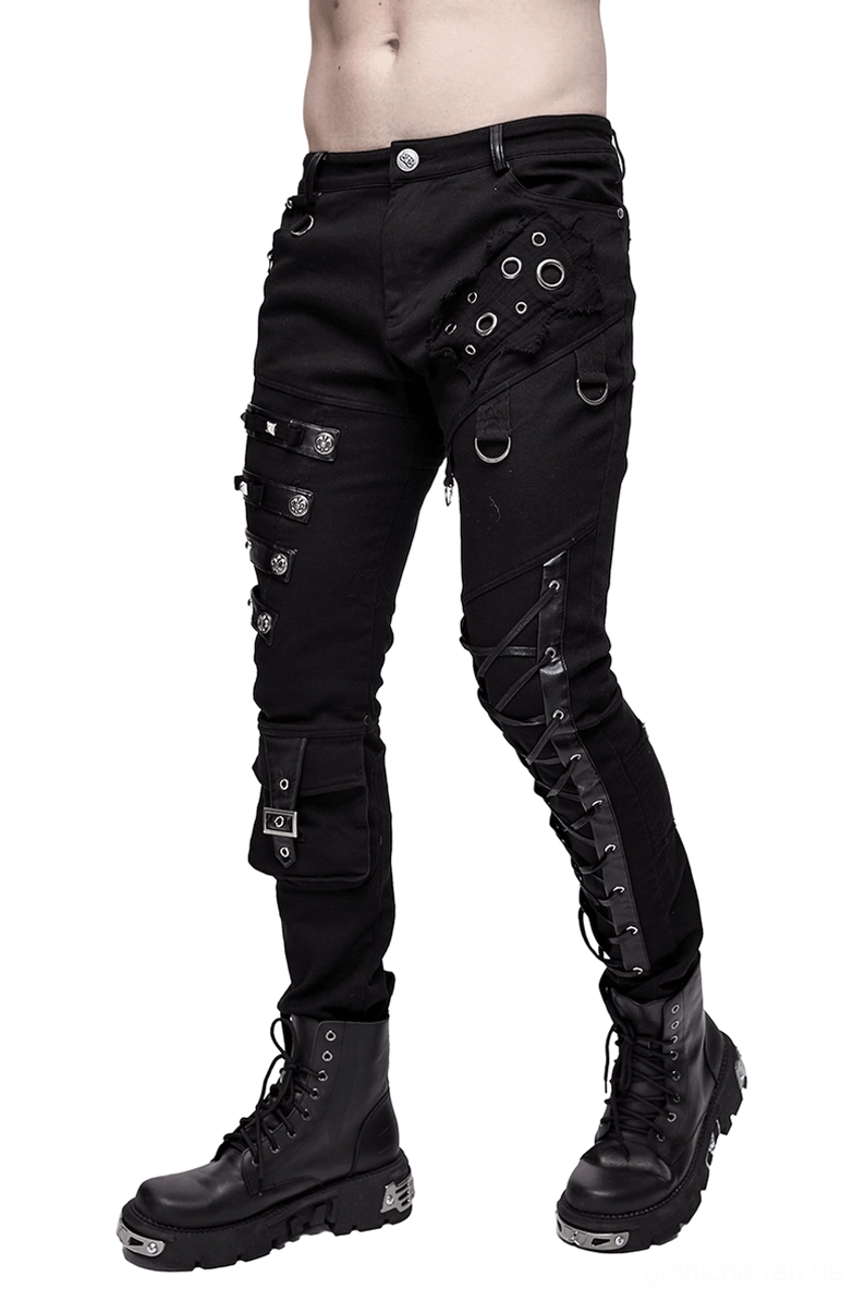 Schwarze asymmetrische Gothic-Hose mit Lederschnürungen und Metallösen, Vorderansicht dreiviertel-Blick auf männliches Modell mit Platform-Combat-Boots, Industrial-Schnallendetails sichtbar