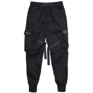 Schwarze taktische Cargo-Jogger im Flat-Lay auf weißem Hintergrund, zeigt Kordelzug-Bund, Utility-Taschen und Strap-Details von vorne, perfekt für die Größenberatung