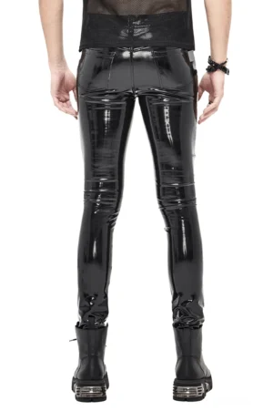 Schwarze Patent-Kunstleder-Cyberpunk-Lederhose, Rückansicht auf männlichem Model mit durchsichtigem Top und Handgelenkzubehör mit Plateau-Boots