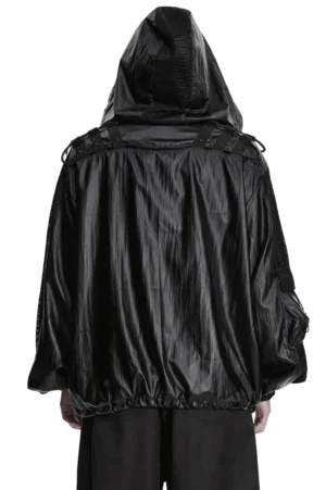 Rückansicht schwarze Gothic-Cyberpunk-Tactical-Jacke mit taktischen Webstraps, Mesh-Panelen und wasserdichtem Außenstoff