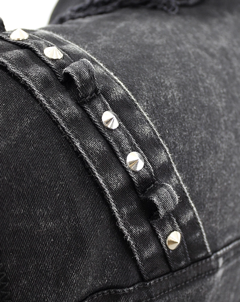 Schwarze Denim-Gothic-Ärmellose-Weste komplette Frontansicht mit Pyramidennieten, Metallknopf-Verschlussleiste, Fransen-Details, Alternative Fashion