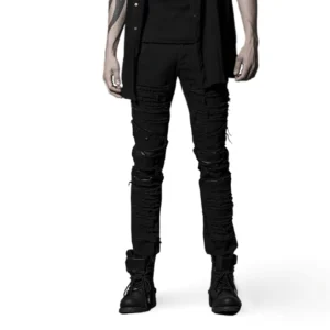 Schwarze Distressed-Lederhose mit Nieten für Herren – Gothic Punk Biker Trousers Frontansicht getragen von tätowiertem Modell mit allen schwarzen Accessoires
