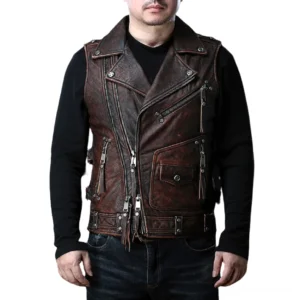 Schwarze echte Lederweste Gothic Biker Motorrad Weste Herren Vorderansicht auf Modell mit mehreren Reißverschlusstaschen und verstellbaren Seitenschnallen