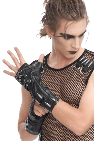 Seitenansicht schwarze fingerlose Lederhandschuhe mit decorativen Metallketten und Bullet-Details auf einer Hand, drei-viertel Perspektive