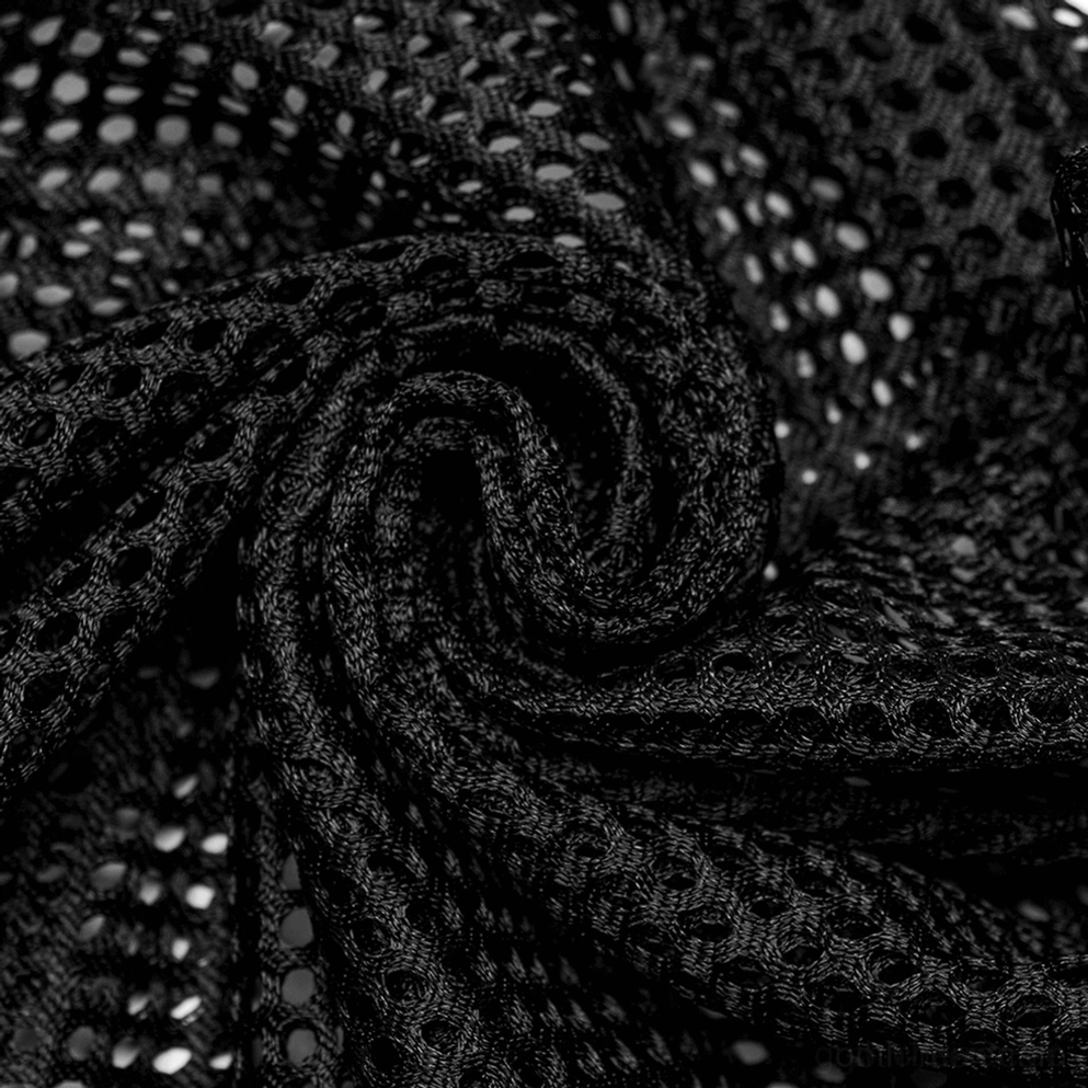 Schwarze Fishnet-Kapuzenweste Layering-Stil getragen über schwarzem Unterhemd mit Cross-Over-Netzdesign zur Ausstattungsanleitung
