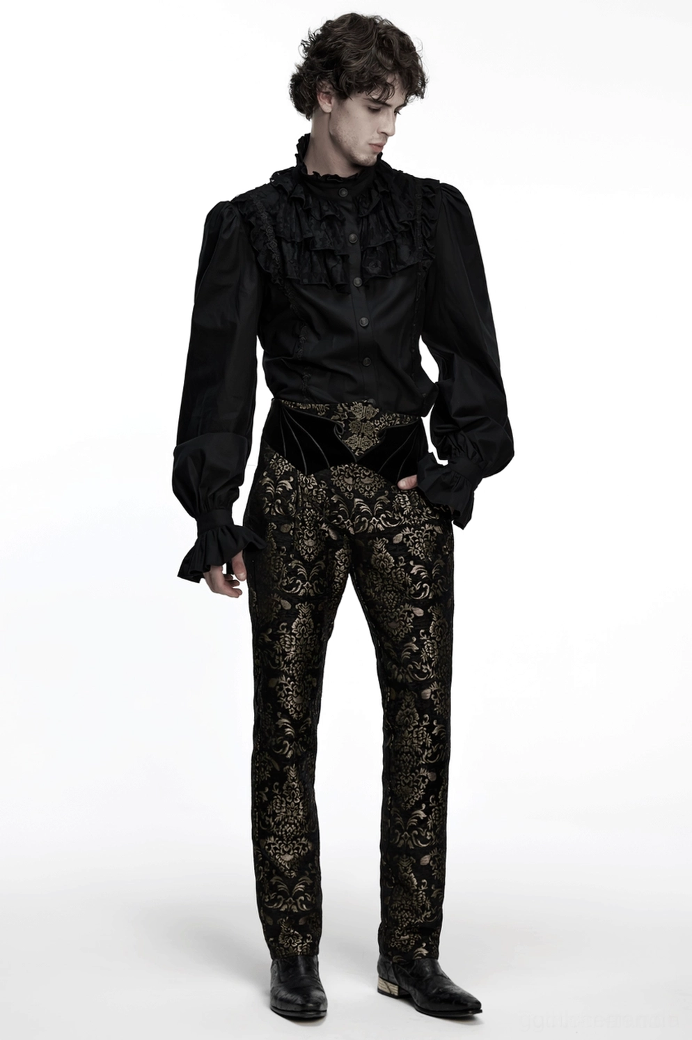 Produktfotografie schwarzer Gold Jacquard gothischer Samtjacke Hose zeigt dreidimensionales Damast-Webmuster und architektonischen geraden Schnitt mit eleganter Präsentation