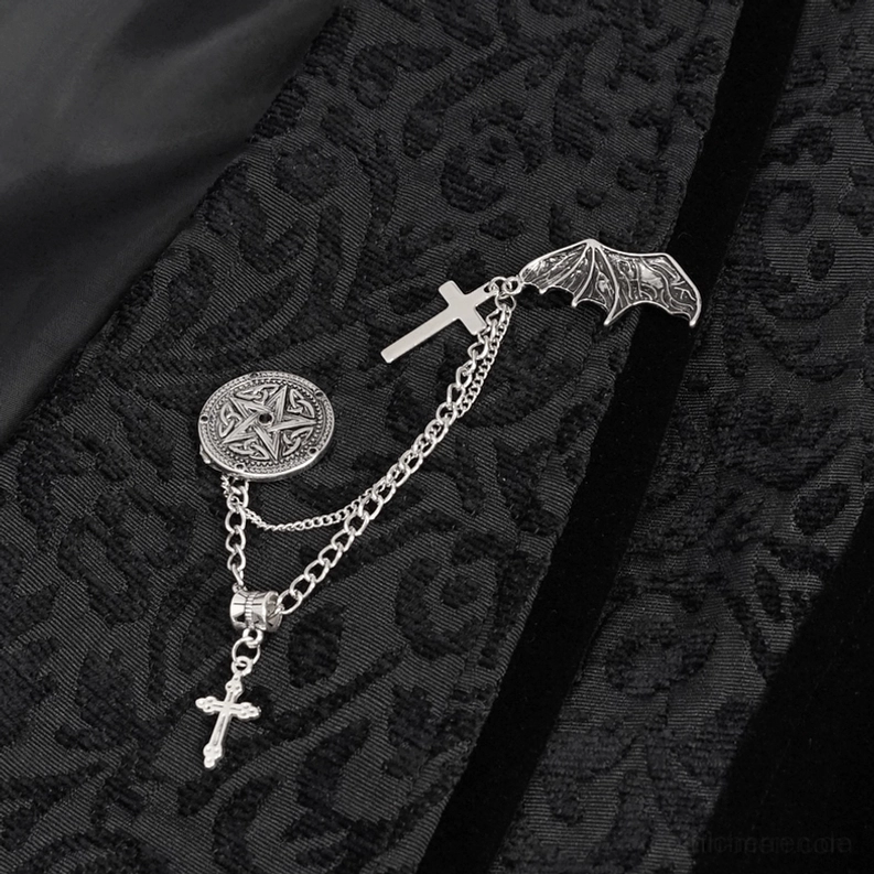 Nahaufnahme der schwarzen Gothic-Anzugwesten-Brosche mit Fledermaus-Kreuz-Kettendekoration und Pentagram-Anhänger auf Jacquard-Stoff