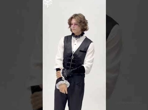 Gothic Anzugweste modellansicht mit formales weißes hemd mit rüschen kragen und manschetten, gotische accessoires und alternative formale styling