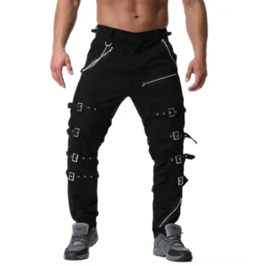 Schwarze Gothic Cargo Hose mit Metallketten und dekorativen Reißverschlüssen Vorderansicht Ganzkörper auf weißem Hintergrund