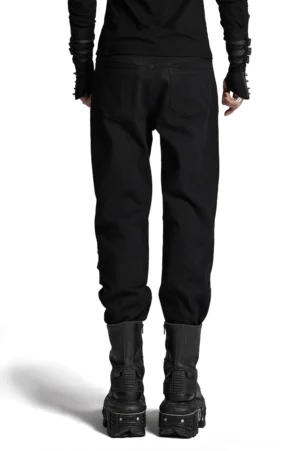 Schwarze Gothic Cargo Hose Rückansicht mit 3D-Armor-Patches und taktischer Knienkonstruktion, zeigt Details der hinteren Taschen und tailierte Passform im Dark-Fashion-Stil